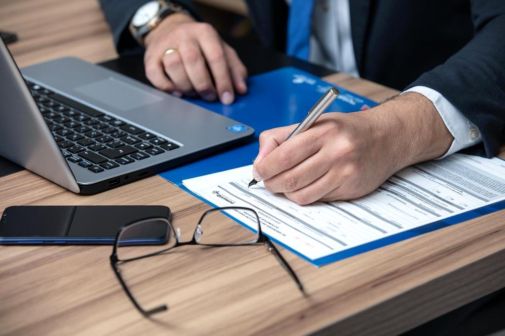 Przygotowane dokumenty podróży na biurku prawnika