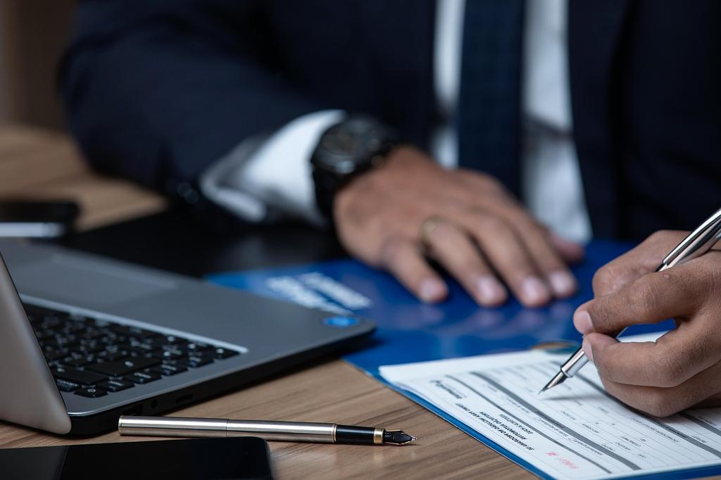 Prawnik przygotowujący dokumenty do przekroczenia granicy