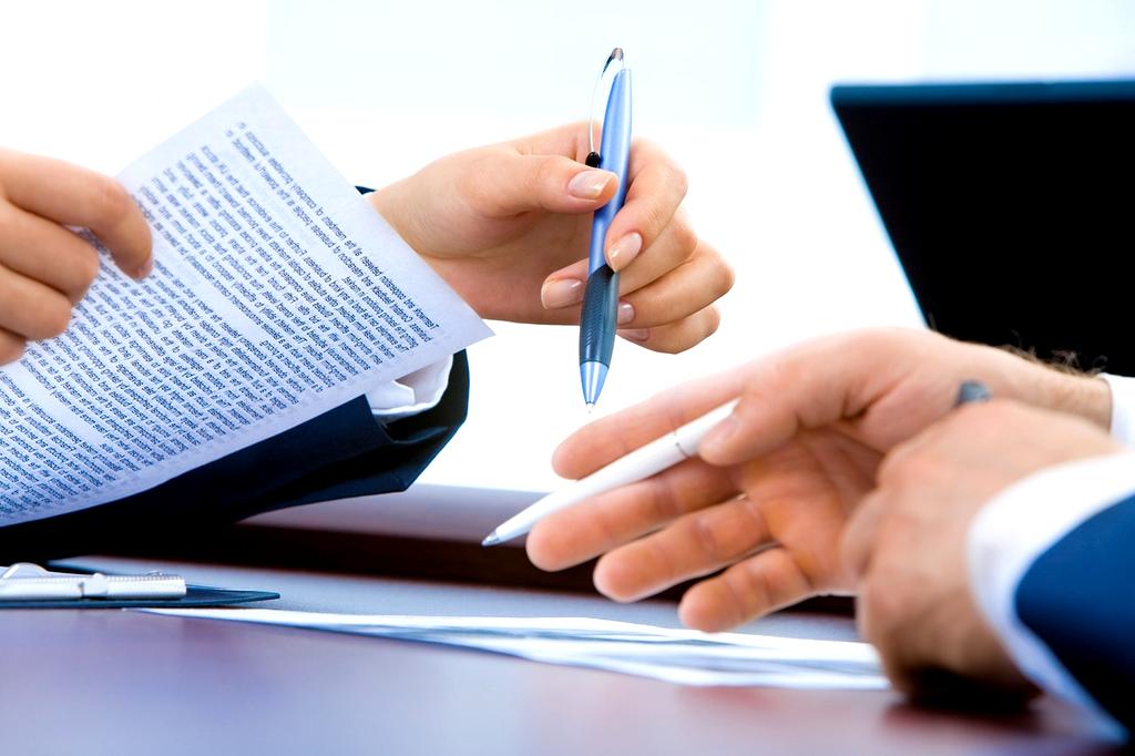 Profesjonalny prawnik przygotowujący dokumenty graniczne w nowoczesnym biurze