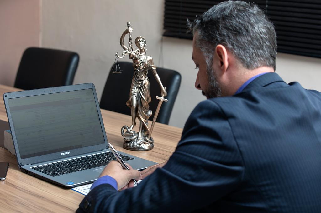 Prawnik wyjaśniający klientowi dokumenty